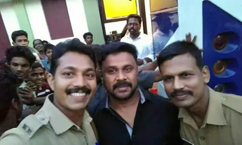 ആ സെല്ഫിയല്ല ഈ സെല്ഫി...ദിലീപിനൊപ്പമുള്ള ഫോട്ടോക്ക് വിശദീകരണവുമായി പൊലീസുകാരന് ആ സെല്ഫിയല്ല ഈ സെല്ഫി...ദിലീപിനൊപ്പമുള്ള ഫോട്ടോക്ക് വിശദീകരണവുമായി പൊലീസുകാരന്
