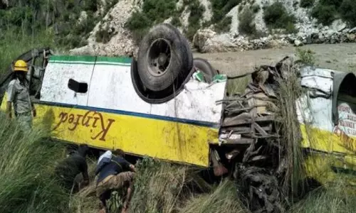 സിംലയില്‍ ബസ് കൊക്കയിലേക്ക്  മറിഞ്ഞ് 28 മരണം