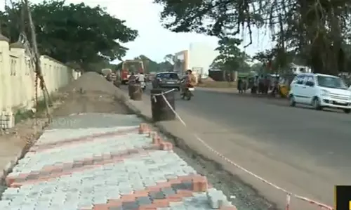 ജി സുധാകരന്റെ മണ്ഡലത്തിലെ റോഡുപണി നോക്കുകൂലി ആവശ്യപ്പെട്ട് തടസപ്പെടുത്തി