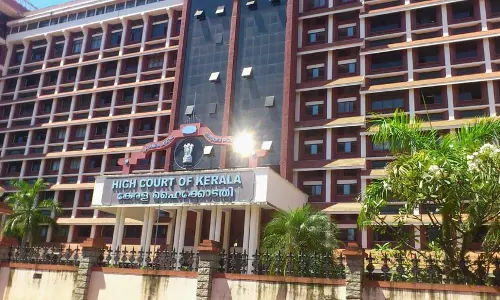 പ്രതീഷ് ചാക്കോയുടെ മുന്കൂര് ജാമ്യാപേക്ഷ ഹൈക്കോടതി ഇന്ന് പരിഗണിക്കും പ്രതീഷ് ചാക്കോയുടെ മുന്കൂര് ജാമ്യാപേക്ഷ ഹൈക്കോടതി ഇന്ന് പരിഗണിക്കും