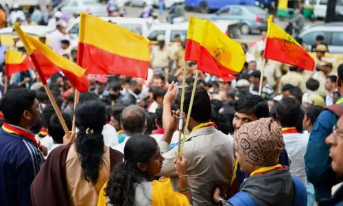 സ്വന്തമായി പതാകയുമായി കര്‍ണാടക; ദേശദ്രോഹമല്ലെന്ന് സിദ്ധാരാമയ്യ