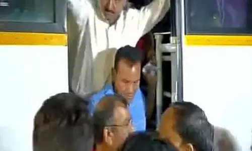 കൂറുമാറ്റ ഭീതി, ഗുജറാത്തിലെ കോണ്‍ഗ്രസ് എംഎല്‍എമാരെ ബംഗളൂരുവിലേക്ക് മാറ്റി