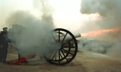 പാരമ്പര്യത്തിന്റെ ഓര്മ്മകളുണര്ത്തി ദുബൈയില് ഇഫ്താര് പീരങ്കി പാരമ്പര്യത്തിന്റെ ഓര്മ്മകളുണര്ത്തി ദുബൈയില് ഇഫ്താര് പീരങ്കി