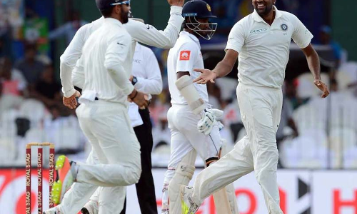 ഇന്ത്യക്ക് 439 റണ് ലീഡ്, ഫോളോ ഓണില് ലങ്കന് പോരാട്ടം ഇന്ത്യക്ക് 439 റണ് ലീഡ്, ഫോളോ ഓണില് ലങ്കന് പോരാട്ടം