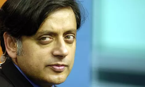 റിപ്പബ്ലിക് ടിവിയുടെ മാധ്യമപ്രവര്ത്തകരെ നായകളോട് ഉപമിച്ച് ശശി തരൂര് റിപ്പബ്ലിക് ടിവിയുടെ മാധ്യമപ്രവര്ത്തകരെ നായകളോട് ഉപമിച്ച് ശശി തരൂര്