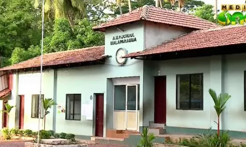 ആശയക്കുഴപ്പം തുടരുന്നു; മലാപറമ്പ് സ്കൂള്‍ പൂട്ടിയില്ല