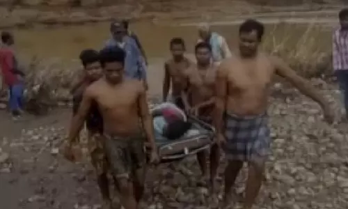 ആംബുലന്സില്ല, ഗര്ഭിണിയെ ആശുപത്രിയില് കൊണ്ടുപോയത് കട്ടിലില്, വഴിമധ്യേ കുഞ്ഞു മരിച്ചു ആംബുലന്സില്ല, ഗര്ഭിണിയെ ആശുപത്രിയില് കൊണ്ടുപോയത് കട്ടിലില്, വഴിമധ്യേ കുഞ്ഞു മരിച്ചു