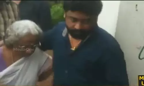ദിലീപിനെ കാണാന് അമ്മ ജയിലിലെത്തി ദിലീപിനെ കാണാന് അമ്മ ജയിലിലെത്തി