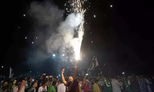 വെടിയൊച്ചകള്‍ക്ക് നടുവില്‍ പാകിസ്താന്‍ സ്വാതന്ത്ര്യദിനം ആഘോഷിക്കുന്നു