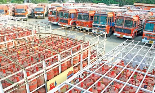 ഐഒസി സമരം തുടരുന്നു; പാചകവാതക വിതരണം ഇന്നും തടസ്സപ്പെട്ടു