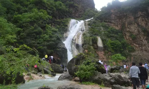 സലാലയിലേക്ക് വിനോദസഞ്ചാരികളുടെ ഒഴുക്ക് സലാലയിലേക്ക് വിനോദസഞ്ചാരികളുടെ ഒഴുക്ക്