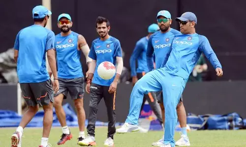 ഒന്നാം ഏകദിനത്തിന് മുന്നോടിയായി ധോണി - കൊഹ്ലി പോര് ഒന്നാം ഏകദിനത്തിന് മുന്നോടിയായി ധോണി - കൊഹ്ലി പോര്