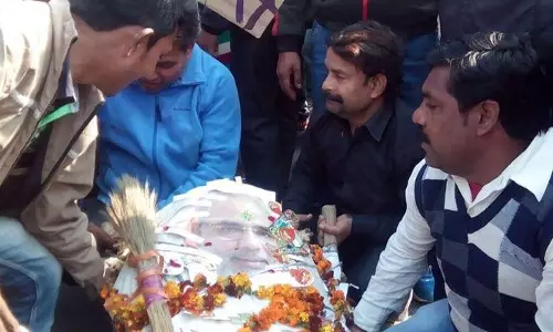 ഡല്ഹിയില് മോദിക്ക് പ്രതീകാത്മക ശവമഞ്ചം തീര്ത്ത് തൊഴിലാളി സമരം ഡല്ഹിയില് മോദിക്ക് പ്രതീകാത്മക ശവമഞ്ചം തീര്ത്ത് തൊഴിലാളി സമരം