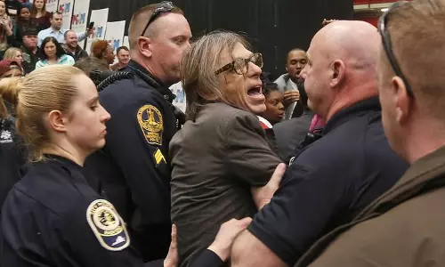 ഡൊണാള്ഡ് ട്രംപിന്റെ റാലിക്കിടെ ഫോട്ടോഗ്രാഫര്ക്ക് മര്ദനം ഡൊണാള്ഡ് ട്രംപിന്റെ റാലിക്കിടെ ഫോട്ടോഗ്രാഫര്ക്ക് മര്ദനം