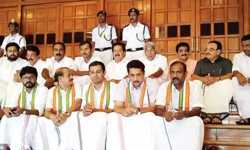 ആരോഗ്യമന്ത്രിയുടെ രാജി ആവശ്യപ്പെട്ടുള്ള എംഎല്എമാരുടെ സത്യാഗ്രഹം അവസാനിപ്പിച്ചു ആരോഗ്യമന്ത്രിയുടെ രാജി ആവശ്യപ്പെട്ടുള്ള എംഎല്എമാരുടെ സത്യാഗ്രഹം അവസാനിപ്പിച്ചു