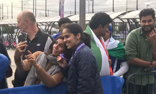 സൈനയെയും സിന്ധുവിനെയും കാത്തുനിന്ന ആ സ്പെഷ്യല് ആരാധിക ആരാണെന്ന് അറിയാമോ ? സൈനയെയും സിന്ധുവിനെയും കാത്തുനിന്ന ആ സ്പെഷ്യല് ആരാധിക ആരാണെന്ന് അറിയാമോ ?