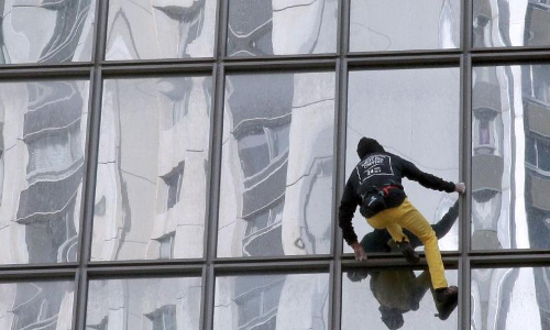 പാരീസിനെ വിറപ്പിച്ച് സ്പൈഡര്മാന് പാരീസിനെ വിറപ്പിച്ച് സ്പൈഡര്മാന്