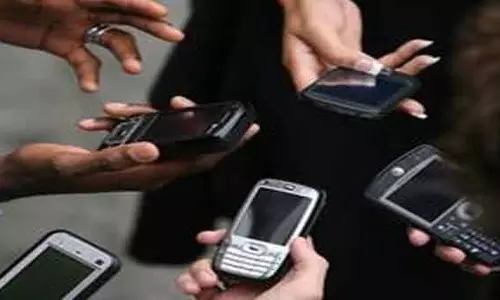 കോള് ഡ്രോപിന് കാരണം വിലകുറഞ്ഞ മൊബൈലുകളെന്ന് ടെലികോം കമ്പനികള് കോള് ഡ്രോപിന് കാരണം വിലകുറഞ്ഞ മൊബൈലുകളെന്ന് ടെലികോം കമ്പനികള്