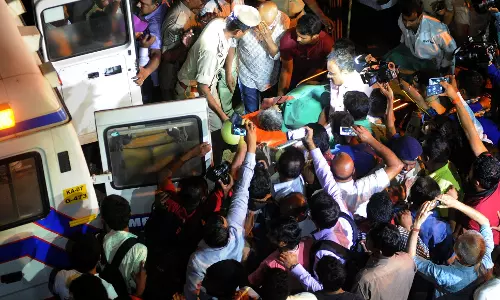 ഗൌരിയുടെ ജീവനെടുത്ത അസഹിഷ്ണുതക്ക് സംരക്ഷണം നല്കുന്നതാര്? രാജ്യവ്യാപക പ്രതിഷേധം ഗൌരിയുടെ ജീവനെടുത്ത അസഹിഷ്ണുതക്ക് സംരക്ഷണം നല്കുന്നതാര്? രാജ്യവ്യാപക പ്രതിഷേധം