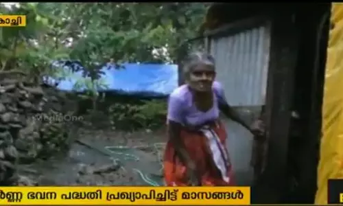 നിലംപൊത്താറായ കൂരയില്‍ ഭീതിയോടെ ഒരു കുടുംബം