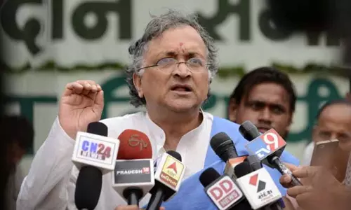 ഗൌരി ലങ്കേഷിനെ കൊന്നത് സംഘപരിവാറെന്ന പരാമര്ശം: രാമചന്ദ്ര ഗുഹ മാപ്പ് പറയണമെന്ന് ബിജെപി ഗൌരി ലങ്കേഷിനെ കൊന്നത് സംഘപരിവാറെന്ന പരാമര്ശം: രാമചന്ദ്ര ഗുഹ മാപ്പ് പറയണമെന്ന് ബിജെപി