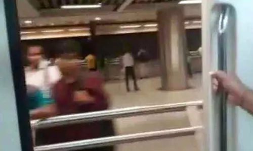 വാതിലടയ്ക്കാതെ ഡല്‍ഹി മെട്രോയുടെ ഓട്ടം