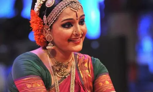 ഓണാഘോഷത്തിന് മാറ്റുകൂട്ടി മഞ്ജുവിന്റെ നൃത്തം ഓണാഘോഷത്തിന് മാറ്റുകൂട്ടി മഞ്ജുവിന്റെ നൃത്തം