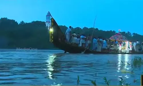 തിരുവോണതോണി ആറന്മുളയിലെത്തി തിരുവോണതോണി ആറന്മുളയിലെത്തി