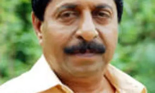 നടന്‍ ശ്രീനിവാസന്റെ വീടിന് നേരെ കരിഓയില്‍ പ്രയോഗം