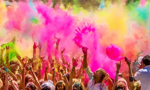 വര്ണങ്ങള് വാരിവിതറി കേരളം വര്ണങ്ങള് വാരിവിതറി കേരളം