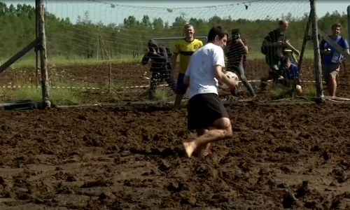 ഇത് റഷ്യയിലെ വെറൈറ്റി ഫുട്ബോള്‍ കളി...  