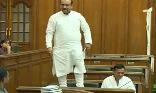 നിയമസഭയില് ബഞ്ചിന് മുകളില് കയറി നിന്ന് ബിജെപി എംഎല്എയുടെ പ്രതിഷേധം നിയമസഭയില് ബഞ്ചിന് മുകളില് കയറി നിന്ന് ബിജെപി എംഎല്എയുടെ പ്രതിഷേധം