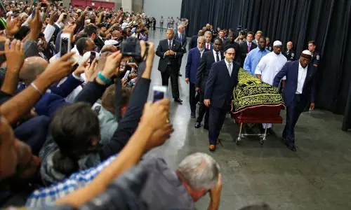 മുഹമ്മദലിക്ക് അന്തിമോപചാരം; സംസ്കാരം നടന്നു മുഹമ്മദലിക്ക് അന്തിമോപചാരം; സംസ്കാരം നടന്നു