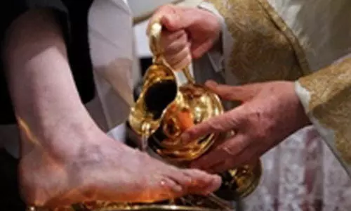 വിനയത്തിന്റെ മാതൃക കാട്ടി കേരളത്തിലും സ്ത്രീകളെ കാല്‍കഴുകല്‍ ശുശ്രൂഷയില്‍ ഉള്‍പ്പെടുത്തി