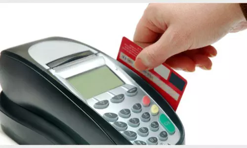 അബുദബിയില് ക്രെഡിറ്റ് കാര്ഡ് ഉപയോഗിച്ച് സാധനം വാങ്ങിയാല് അധിക ചാര്ജ് ഈടാക്കുന്നത് നിയമവിരുദ്ധം അബുദബിയില് ക്രെഡിറ്റ് കാര്ഡ് ഉപയോഗിച്ച് സാധനം വാങ്ങിയാല് അധിക ചാര്ജ് ഈടാക്കുന്നത് നിയമവിരുദ്ധം