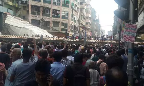 കൊല്‍ക്കൊത്തയിലെ ഫ്ലൈഓവര്‍ തകരുന്നത് വീഡിയോവില്‍