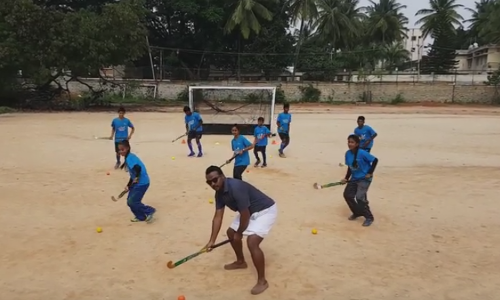 ജിമിക്കി കമ്മലിനൊപ്പം ചുവടു വച്ച് ഹോക്കിതാരങ്ങളും