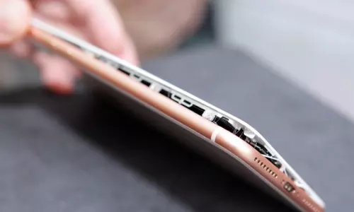 ഐ ഫോണ് 8ചാര്ജ് ചെയ്യുന്നതിനിടെ പൊട്ടിത്തെറി; പരാതി അന്വേഷിക്കുമെന്ന് ആപ്പിള് ഐ ഫോണ് 8ചാര്ജ് ചെയ്യുന്നതിനിടെ പൊട്ടിത്തെറി; പരാതി അന്വേഷിക്കുമെന്ന് ആപ്പിള്