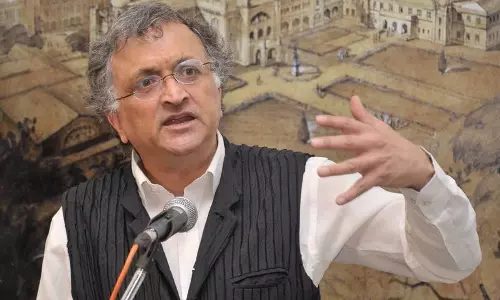 അമിത് ഷായും യോഗിയും കേരള മോഡല് വികസനം ഗുജറാത്തിലും യുപിയിലും നടപ്പിലാക്കണം: രാമചന്ദ്രഗുഹ അമിത് ഷായും യോഗിയും കേരള മോഡല് വികസനം ഗുജറാത്തിലും യുപിയിലും നടപ്പിലാക്കണം: രാമചന്ദ്രഗുഹ