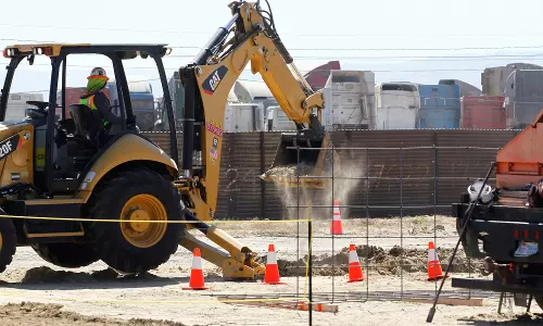 എതിര്‍പ്പുകള്‍ മറികടന്ന് മെക്സിക്കന്‍ അതിര്‍ത്തിയില്‍ അമേരിക്ക മതില്‍ നിര്‍മ്മാണം ആരംഭിച്ചു