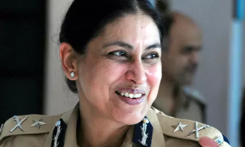 അജ്മൽ കസബിന്റെ വധശിക്ഷയ്ക്ക് ശേഷം തലയ്ക്കകത്ത് കല്ല് വച്ചതു പോലെയായിരുന്നു; മീരൻ ബൊർവാങ്കർ അജ്മൽ കസബിന്റെ വധശിക്ഷയ്ക്ക് ശേഷം തലയ്ക്കകത്ത് കല്ല് വച്ചതു പോലെയായിരുന്നു; മീരൻ ബൊർവാങ്കർ