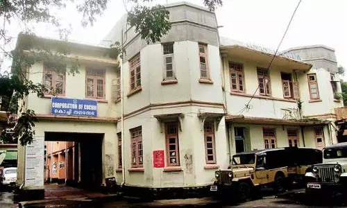 റോഡ് കുഴിക്കാന്‍ അദാനിക്കും റിലയന്‍സിനും ഇളവ്;  സര്‍ക്കാരിനെതിരെ കൊച്ചി നഗരസഭ