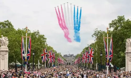 രാജ്ഞിയുടെ ജന്മദിനം രാജകീയമാക്കി ബ്രിട്ടന്‍