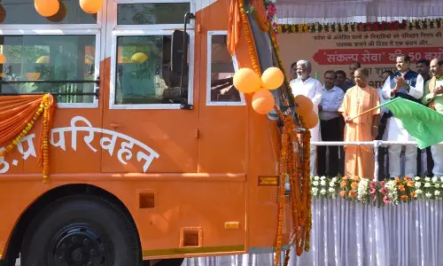 ഉത്തര് പ്രദേശിന് കാവി പെയിന്റടിച്ച് യോഗി സര്ക്കാര് ഉത്തര് പ്രദേശിന് കാവി പെയിന്റടിച്ച് യോഗി സര്ക്കാര്