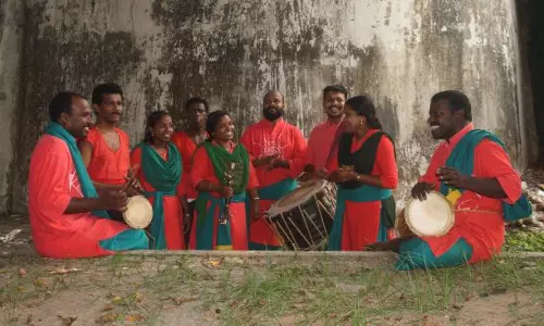 കരിന്തലക്കൂട്ടത്തിന്റെ ജീവിതം പറഞ്ഞ് എയ്റ്റീന് ഫീറ്റ് കരിന്തലക്കൂട്ടത്തിന്റെ ജീവിതം പറഞ്ഞ് എയ്റ്റീന് ഫീറ്റ്