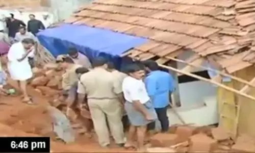 കണ്ണൂരില്‍ മതിലിടിഞ്ഞ് വീണ് അമ്മയും പിഞ്ചുകുഞ്ഞും മരിച്ചു