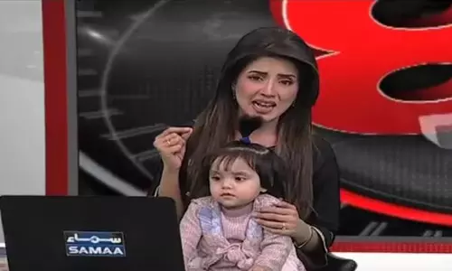 8 വയസ്സുകാരിയെ ബലാത്സംഗം ചെയ്ത് കൊന്ന സംഭവം: മകളെ മടിയിലിരുത്തി വാര്‍ത്ത വായിച്ച് മാധ്യമപ്രവര്‍ത്തകയുടെ പ്രതിഷേധം