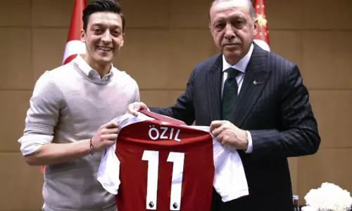 ഓസിലിനെ നെഞ്ചിലേറ്റി തുര്ക്കി ജനത; തീരുമാനം ധീരമെന്ന് കായികമന്ത്രി ഓസിലിനെ നെഞ്ചിലേറ്റി തുര്ക്കി ജനത; തീരുമാനം ധീരമെന്ന് കായികമന്ത്രി