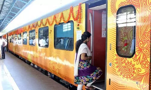 ഭക്ഷ്യവിഷബാധയേറ്റ് തേജസ് ട്രെയിനിലെ 26 യാത്രക്കാര് ആശുപത്രിയില് ഭക്ഷ്യവിഷബാധയേറ്റ് തേജസ് ട്രെയിനിലെ 26 യാത്രക്കാര് ആശുപത്രിയില്