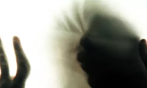 കൂടുതല് സ്ത്രീധനം ആവശ്യപ്പെട്ട് ഭര്തൃവീട്ടുകാര് നിര്ബന്ധിച്ച് മാംസം കഴിപ്പിച്ച യുവതി ആത്മഹത്യ ചെയ്തു കൂടുതല് സ്ത്രീധനം ആവശ്യപ്പെട്ട് ഭര്തൃവീട്ടുകാര് നിര്ബന്ധിച്ച് മാംസം കഴിപ്പിച്ച യുവതി ആത്മഹത്യ ചെയ്തു